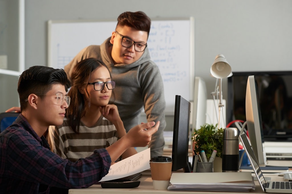 IT and computer science students collaborate know difference between IT and computer science