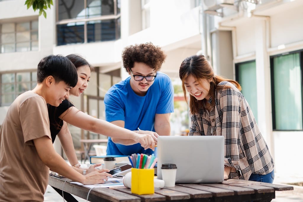 Students discussing difference between IT and computer science